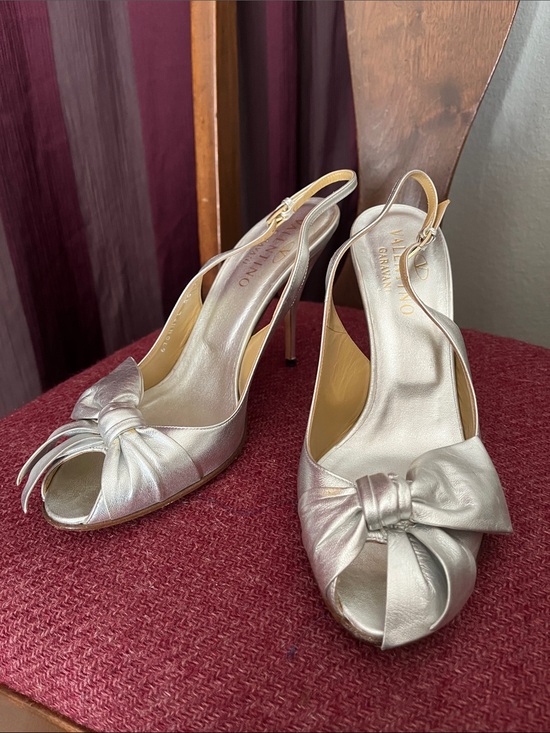 Valentino Garavani Shoes - Y2K Valentino Garavani Sling Back Bow Heels, Silver Lambskin, Size EU 40
